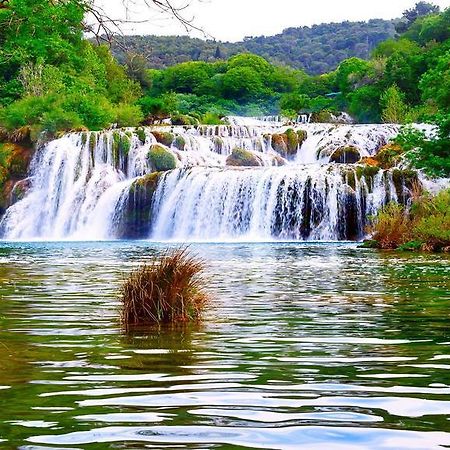 Matanovi Dvori-Krka National Park Hotel โลโซวาซ ภายนอก รูปภาพ
