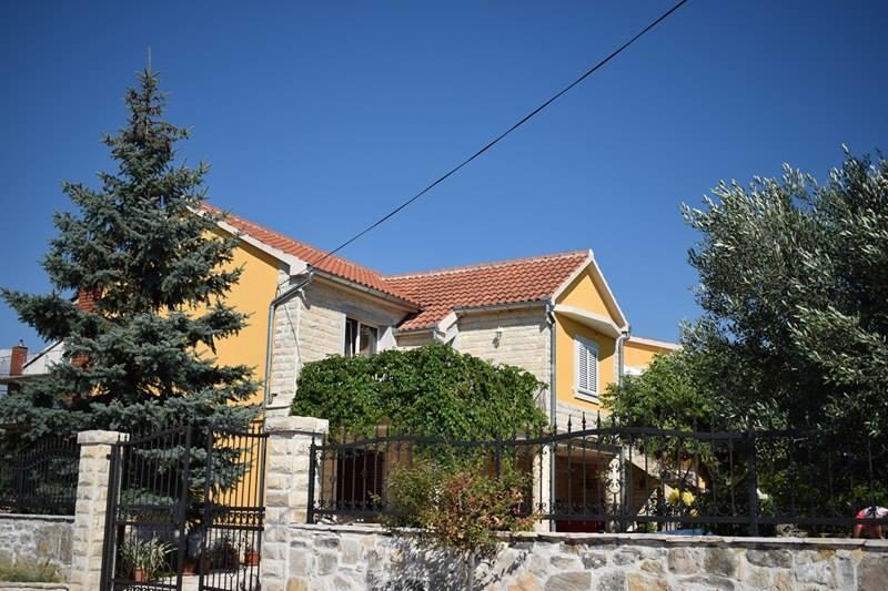 Matanovi Dvori-Krka National Park Hotel โลโซวาซ ภายนอก รูปภาพ